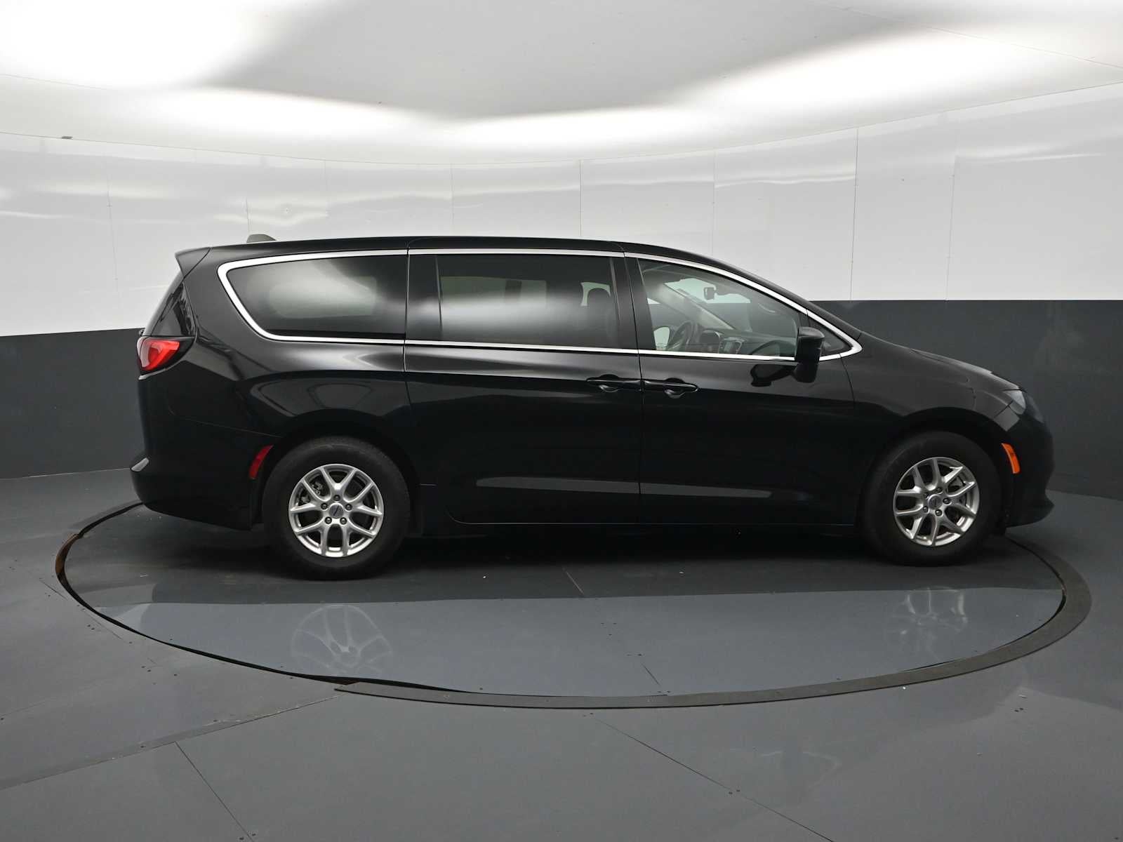 2024 Chrysler Voyager LX