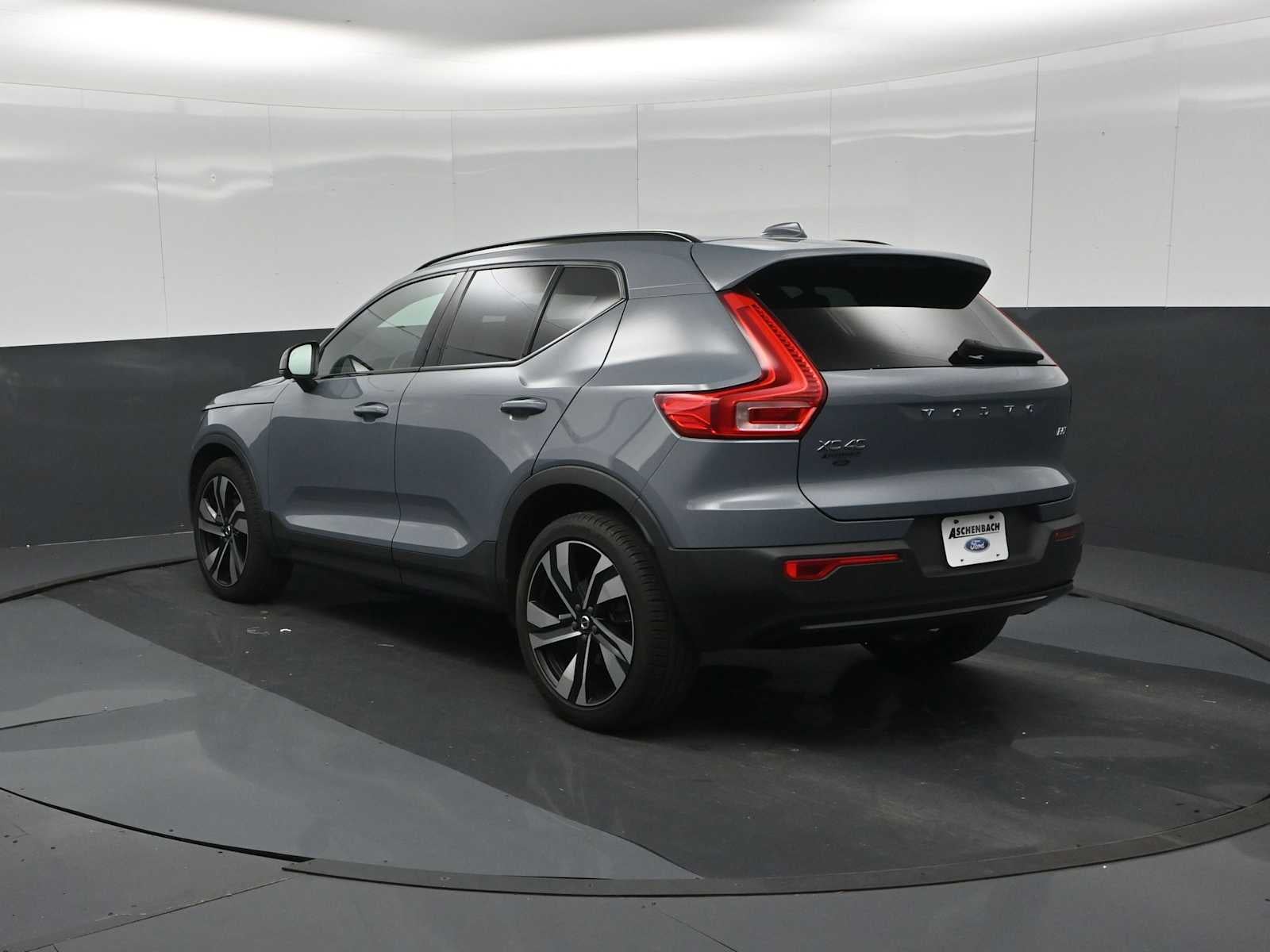 2023 Volvo XC40 Plus Dark Theme