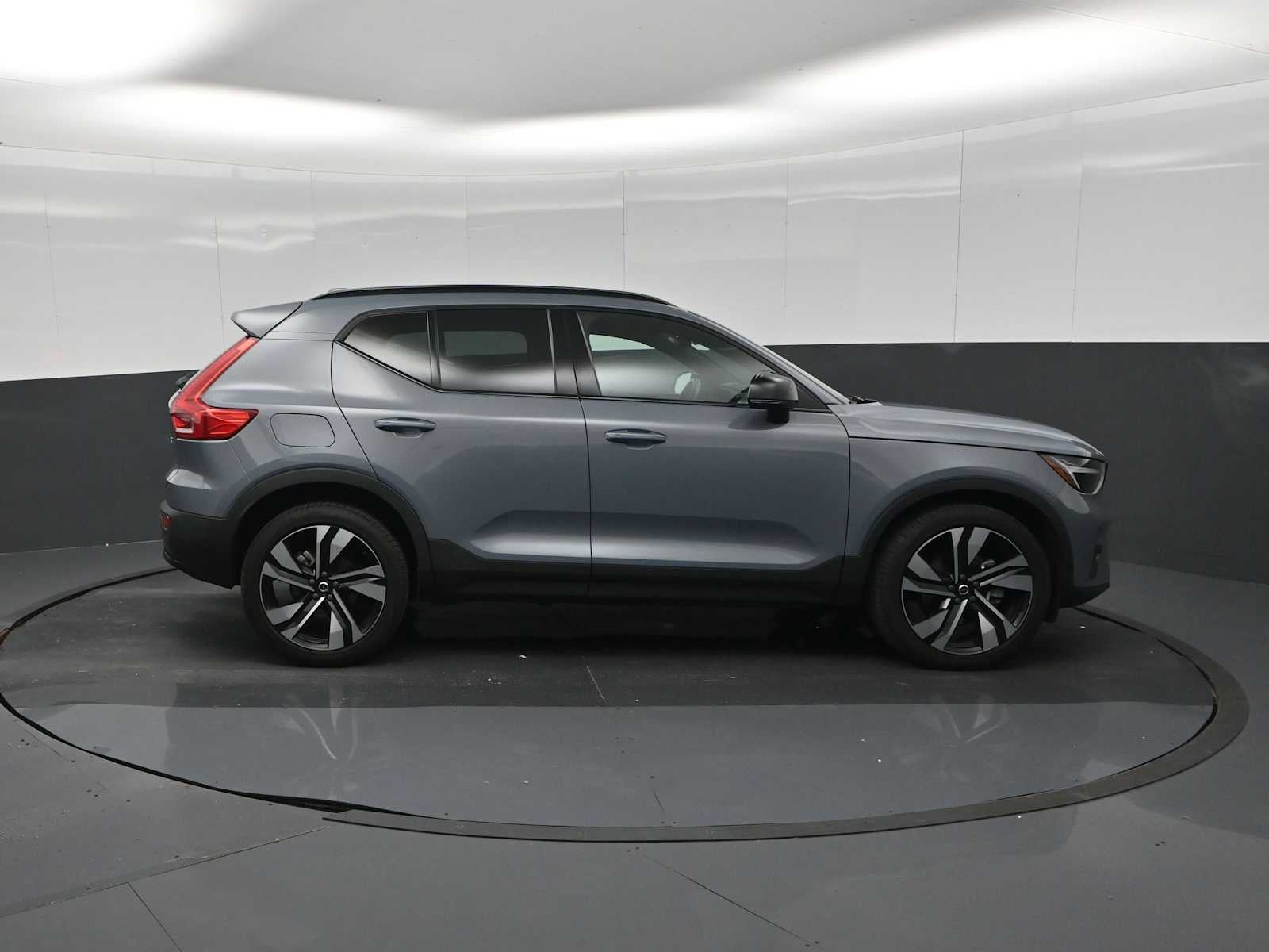 2023 Volvo XC40 Plus Dark Theme