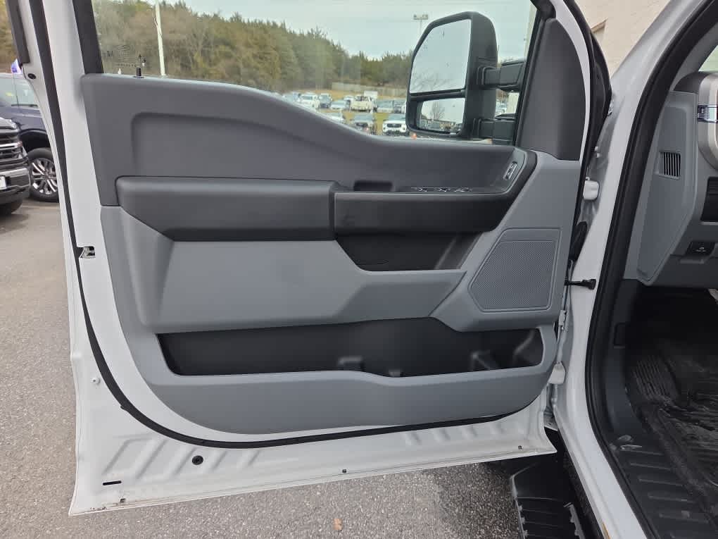 2024 Ford Super Duty F-450 DRW Chassis Cab XL