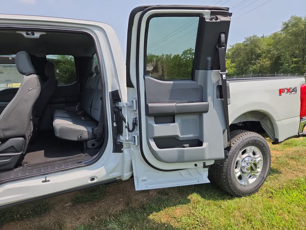 2026 Ford Super Duty F-350 SRW XLT